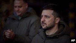 El presidente de Ucrania, Volodymyr Zelenskyy, se reúne con soldados en uno de los sitios donde el Ejército ucraniano libra las batallas más duras contra Rusia, en Bakhmut, el 20 de diciembre de 2022.