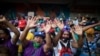 Simpatizantes progubernamentales gritan en apoyo de los candidatos del partido Gran Polo Patriótico que se postulan para la Asamblea Nacional, durante un mitin de clausura en Caracas, Venezuela, el jueves 3 de diciembre de 2020.