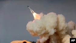 En esta foto de archivo del 29 de diciembre de 2016, emitida por la Agencia de Noticias Semioficial de Estudiantes Iraníes (ISNA), un misil S-200 de largo alcance es disparado en un simulacro militar en la ciudad portuaria de Bushehr, Norte de la costa del Golfo Pérsico, Irán.