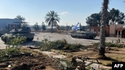 Esta imagen publicada por el ejército israelí muestra a los tanques del equipo de combate de la Brigada 401 entrando en el lado palestino del cruce fronterizo de Rafah entre Gaza y Egipto en el sur de la Franja de Gaza el 7 de mayo de 2024.