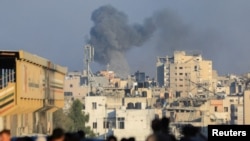 Una columna de humo se observa después de un ataque aéreo israelí en la Ciudad de Gaza el 7 de julio de 2024.