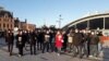 Los periodistas argentinos sostienen que encaran desafíos para cumplir su labor en medio de una estricta cuarentena.