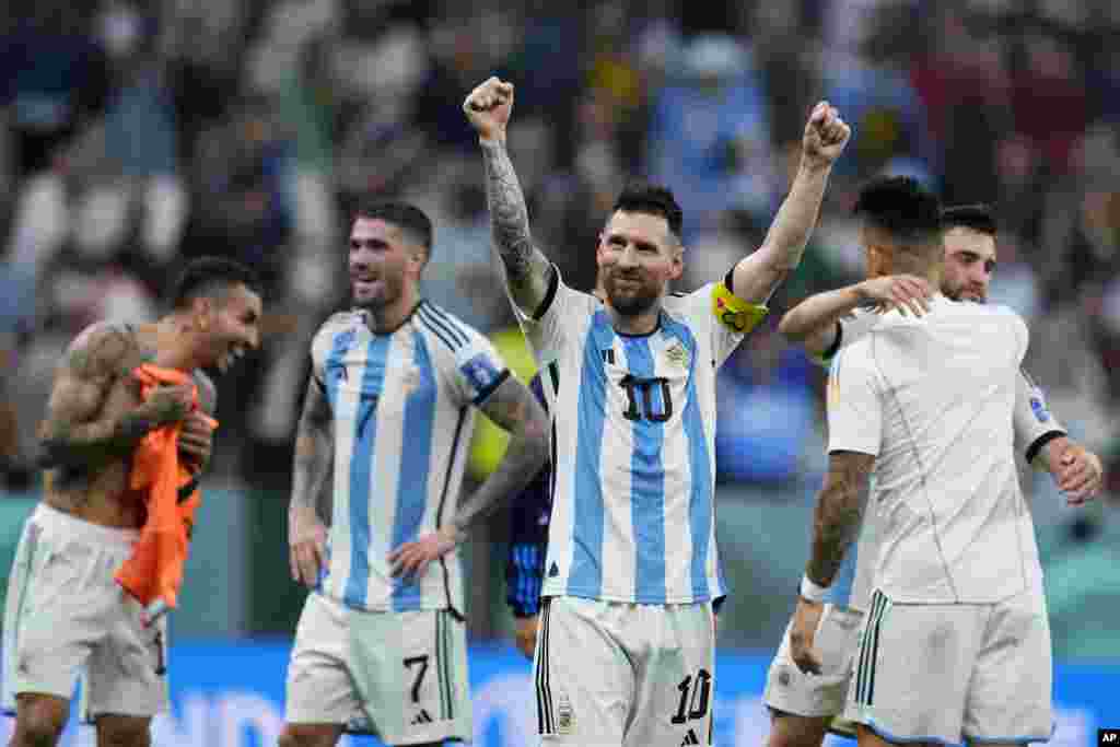 Lionel Messi de Argentina celebra tras derrotar a Croacia 3-0 en semifinales de la Copa del Mundo en el Estadio Lusail en Qatar, el martes 13 de diciembre de 2022. (AP Foto/Natacha Pisarenko)