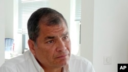 El expresidente de Ecuador, Rafael Correa, es acusado de estar vinculado a un caso de supuestos "sobornos".