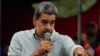 Presiden Venezuela Nicolas Maduro menyapa para pendukungnya yang berkumpul di istana kepresidenan di Caracas, pada 28 Agustus 2024. (Foto: AP/Ariana Cubillos)