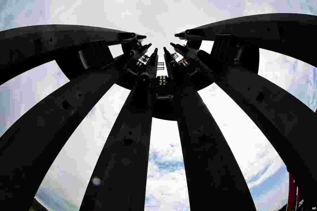 La primera sección de las campanas de viento de Tower of Voices de 93 pies (28,35 metros) está en su lugar el jueves 31 de mayo de 2018 en el Memorial Nacional Flight 93 en Shanksville, Pa. Con la dedicación de la torre que contiene 40 carillones de viento el 9 de septiembre de 2018, se completará el diseño original del monumento. (Foto AP / Gene J. Puskar) &nbsp;