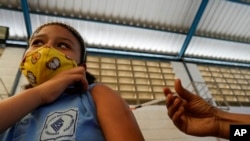 Un joven recibe una inyección de la vacuna Sinopharm COVID-19 en una escuela pública que ofrece vacunas a niños de 12 años o más en Caracas, el 10 de noviembre de 2021.