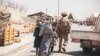 Un infante de Marina de EE. UU. escolta una familia durante la evacuación en el aeropuerto de Kabul, Afganistán, el 21 de agosto de 2021.