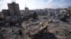 ARCHIVO - Escombros de edificios destruidos por un ataque aéreo israelí, el 10 de octubre de 2023, en Ciudad de Gaza.