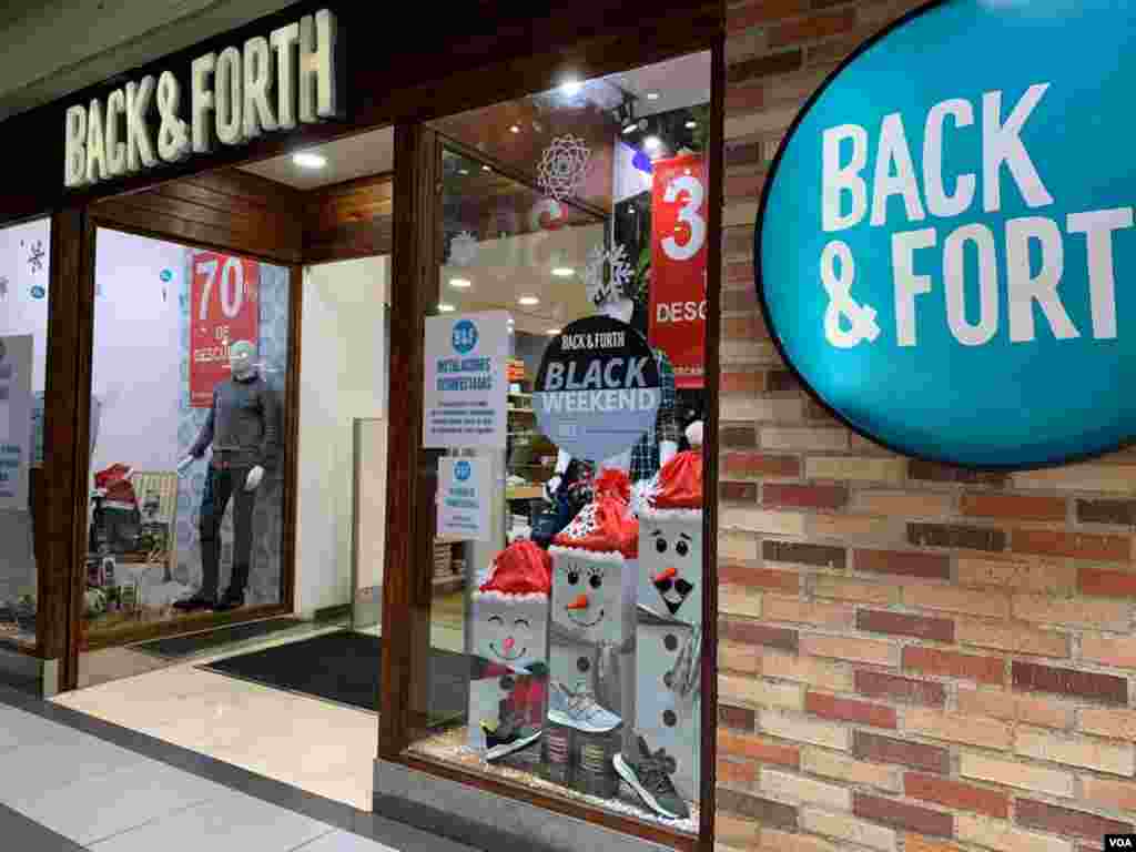 Los comercios estuvieron cerrado por meses debido a la pandemia. El gobierno cre&#243; un m&#233;todo llamado &quot;7+7&quot;, una semana de cuarentena y otra con alg&#250;n tipo de flexibilizaci&#243;n, con la reapertura de algunos sectores. Foto: Luisana Solano - VOA.