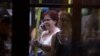 Una mujer habla por su teléfono celular en un autobús en Madrid, España.