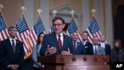 El presidente de la Cámara de Representantes Mike Johnson, acompañado de otros republicanos, durante una conferencia de prensa en el Capitolio, el miércoles 6 de marzo de 2024, en Washington.
