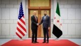 美国驻土耳其共和国大使兼叙利亚问题特别代表汤姆·巴拉克(左)在大马士革会见叙利亚总统艾哈迈德·沙拉。(照片来源：汤姆·巴拉克X帐号，2025年5月29日)