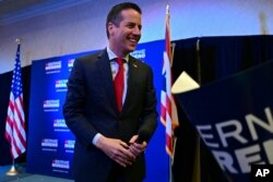 El empresario de Cleveland, Bernie Moreno, candidato republicano al Senado de Estados Unidos, sonríe a sus seguidores durante su fiesta nocturna mientras aguarda los resultados de las elecciones primarias en Westlake, Ohio, el martes 19 de marzo de 2024. (Foto AP/David Dermer)