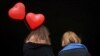Mujeres dan el primer paso para encontrar el amor en Latinoamérica