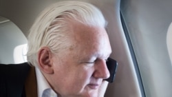 El fundador de WikiLeaks, Julian Assange, fue recibido en Australia por familiares, amigos y multitud de medios de comunicación.