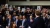Izvršni direktor Mete Mark Zuckerberg obraća se građanima koji su prisustvovali pretresu u Senatu (Foto: AP/Jose Luis Magana)