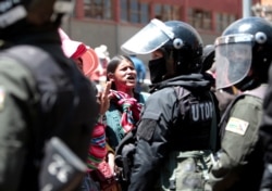 Los vecinos de la zona impactada por el conflicto en la capital La Paz rechazaron el uso de gases lacrimógenos. Foto: Reuters.