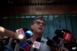 James Hamilton habla con la prensa después de una reunión con el prelado católico español Jordi Bertomeu sobre el abuso sexual cometido por el párroco Fernando Karadima, en Santiago de Chile, el miércoles 21 de febrero de 2018.