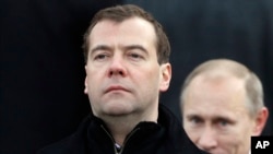 En esta foto de archivo de 2011, el entonces presidente ruso Dimitri Medvedev aparece junto a Vladimir Putin, quien era su primer ministro.