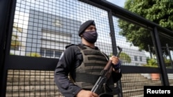 Un policía nicaragüense vigila fuera del Consejo Supremo Electoral (CSE) mientras los partidos políticos inscriben a sus candidatos presidenciales para las elecciones generales del 7 de noviembre, en Managua, el 2 de agosto de 2021.
