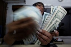 Durante décadas, los principales ingresos de miles de familias en México y muchos países de Centroamérica proviene de las remesas que sus parientes envían desde Estados Unidos.