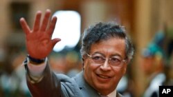 El presidente colombiano Gustavo Petro llega al Congreso de Uruguay para asistir a la ceremonia de juramentación del presidente electo Yamandu Orsi, el sábado 1 de marzo de 2025, en Montevideo. 