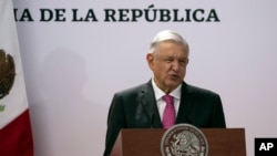 El presidente mexicano, Andrés Manuel López Obrador, habla durante una ceremonia que marca el tercer aniversario de su elección presidencial en el Palacio Nacional en Ciudad de México, el 1 de julio de 2021.