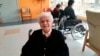 En esta foto tomada el 6 de abril de 2020, Ada Zanusso, de 103 años, posa en el hogar de ancianos &quot;Maria Grazia&quot; en Lessona, en el norte de Italia, después de recuperarse de la infección de la COVID-19 y ser dada de alta en el hospital donde fue tratada.
