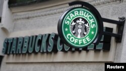 La frase “come together” o “únanse” será escrita por los empleados de la compañía en los vasos de café.

