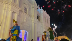 Fuegos artificiales y una procesión en la celebración de "La Gritería" en León, Nicaragua, el 7 de diciembre de 2021. Foto VOA.