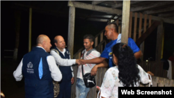 Vicedefensor del Pueblo de Colombia Jorge Enrique Calero, hablando con habitantes de Tumaco, Colombia tras la masacre.
