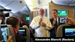 En la foto el papa Francisco habla con periodistas a bordo de un avión que lo traslada a Chile y Perú, el 15 de enero de 2018.