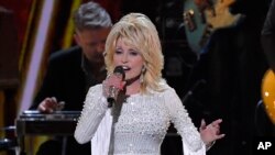 ARCHIVO - En esta fotografía de archivo del 13 de noviembre de 2019, Dolly Parton se presenta en la 53.a entrega anual de los premios CMA en Nashville, Tennessee.