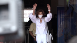 La aspirante presidencial Cristina Chamorro tras ser citada ante el Ministerio de Gobernación de Nicaragua, actualmente tiene prisión domiciliaria. Foto: VOA.
