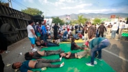 Migrantes heridos son atendidos a la orilla de una carretera después de que el camión en el que viajaban se volcó cerca de Tuxtla Gutiérrez, en el estado de Chiapas, México, el 9 de diciembre de 2021.