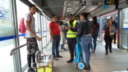 Mario José Suárez vendiendo helados en una de las estaciones de Transmilenio