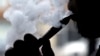 En esta fotografía tomada el 23 de abril de 2014, un hombre fuma un cigarrillo electrónico en Chicago, Estados Unidos. Venezuela prohibió ese tipo de productos.