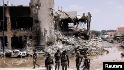 Miembros de la seguridad israelí se reúnen luego de una infiltración masiva de hombres armados de Hamás desde la Franja de Gaza, en Sderot, sur de Israel, el 8 de octubre de 2023.