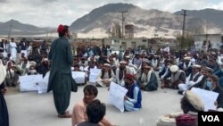 د جنوبي وزيرستان زده کوونکي د انټرنېټ دپاره احتجاج کوي