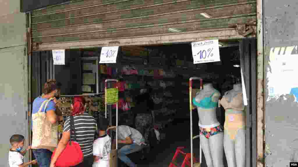 No solo fueron las tiendas en centro comerciales. Tiendas en un popular bulevar hacia el centro de Caracas tambi&#233;n tambi&#233;n ten&#237;an sus promociones de Black Friday o viernes negro. Foto: &#193;lvaro Algarra - VOA.