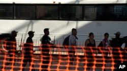 Los migrantes que cruzaron el Río Grande hacia Estados Unidos desde México son procesados por agentes de la Patrulla Fronteriza de Estados Unidos, el viernes 22 de septiembre de 2023, en Eagle Pass, Texas.