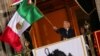 El presidente de México, Andrés Manuel López Obrador, ondea la bandera durante la ceremonia de "El grito de independencia" en el Palacio Nacional de la Ciudad de México el 15 de septiembre de 2021.