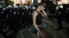 Devojka plače ispred kordona policije kod Skušpštine Srbije nakon što je policija rasterala demonstrante