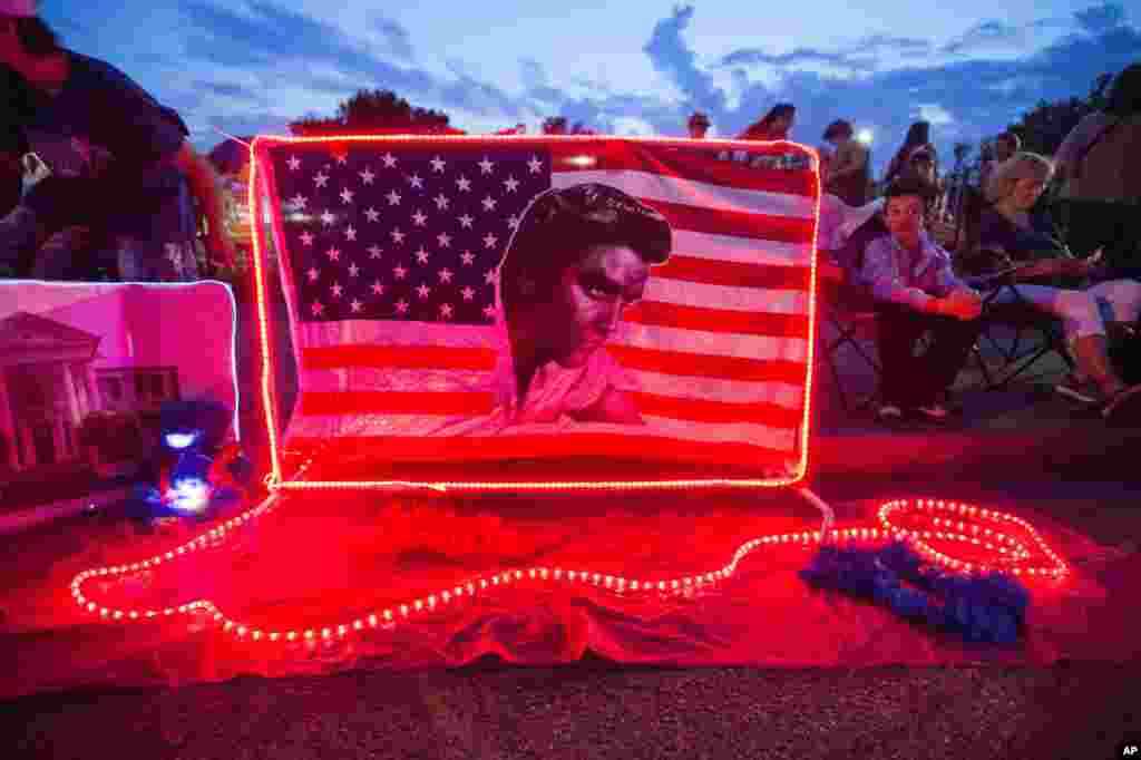 ការ​រំឭក​វិញ្ញាណក្ខន្ធ​លោក Elvis Presley តាម​ដងផ្លូវ​នៅ​ខាង​មុខ​ផ្ទះ​របស់​លោក​។