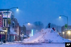 Snijeg u mjestu Oskaloosa, u Iowi. (Foto: AP/Andrew Harnik)