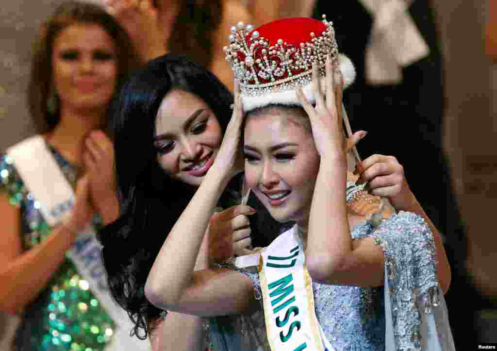 បវរកញ្ញា​សម្រស់​អន្តរជាតិ​២០១៧ នាង Kevin Lilliana (ស្តាំ) តំណាង​ឲ្យ​ប្រទេស​ឥណ្ឌូណេស៊ី​ ត្រូវ​បាន​ពាក់​ម្កុដ​​​នៅ​ក្នុង​កម្មវិធី​បវរកញ្ញា​សម្រស់អន្តរជាតិ​ដែល​ប្រព្រឹត្តនៅ​ក្នុង​ទីក្រុង​តូក្យូ​ប្រទេស​ជប៉ុន។