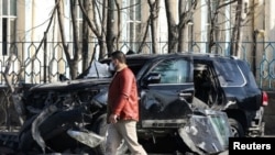 Un oficial de seguridad afgano inspecciona el lugar de la explosión de una bomba en Kabul, el 9 de febrero de 2021.