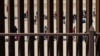 Para migran menunggu di sepanjang tembok perbatasan untuk menyerahkan diri kepada petugas patroli Dinas Bea Cukai dan Perlindungan Perbatasan AS (CBP) di El Paso, Texas, 11 Mei 2023. (Foto: Patrick T. Fallon/AFP)