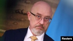 El ministro de Defensa de Ucrania, Oleksii Reznikov, se dirige a una conferencia de prensa con el ministro de Defensa francés, Sebastien Lecornu, en París el 31 de enero de 2023. JULIE SEBADELHA /Piscina vía REUTERS
